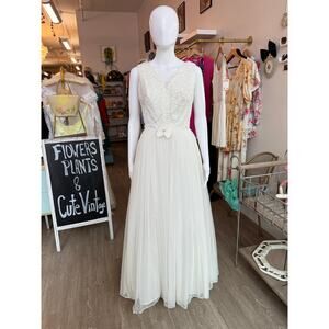 1960s Classic Sleevess Bridal Dress